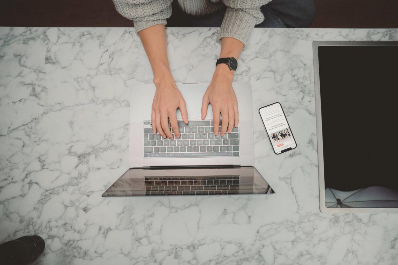 Entrepreneur utilisant différentes méthodes d'apprentissage financier