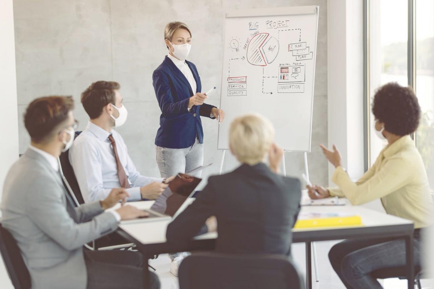 Entrepreneur autonome gérant efficacement ses finances
